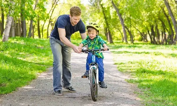 lapse sõitmine kaherattalise jalgrattaga